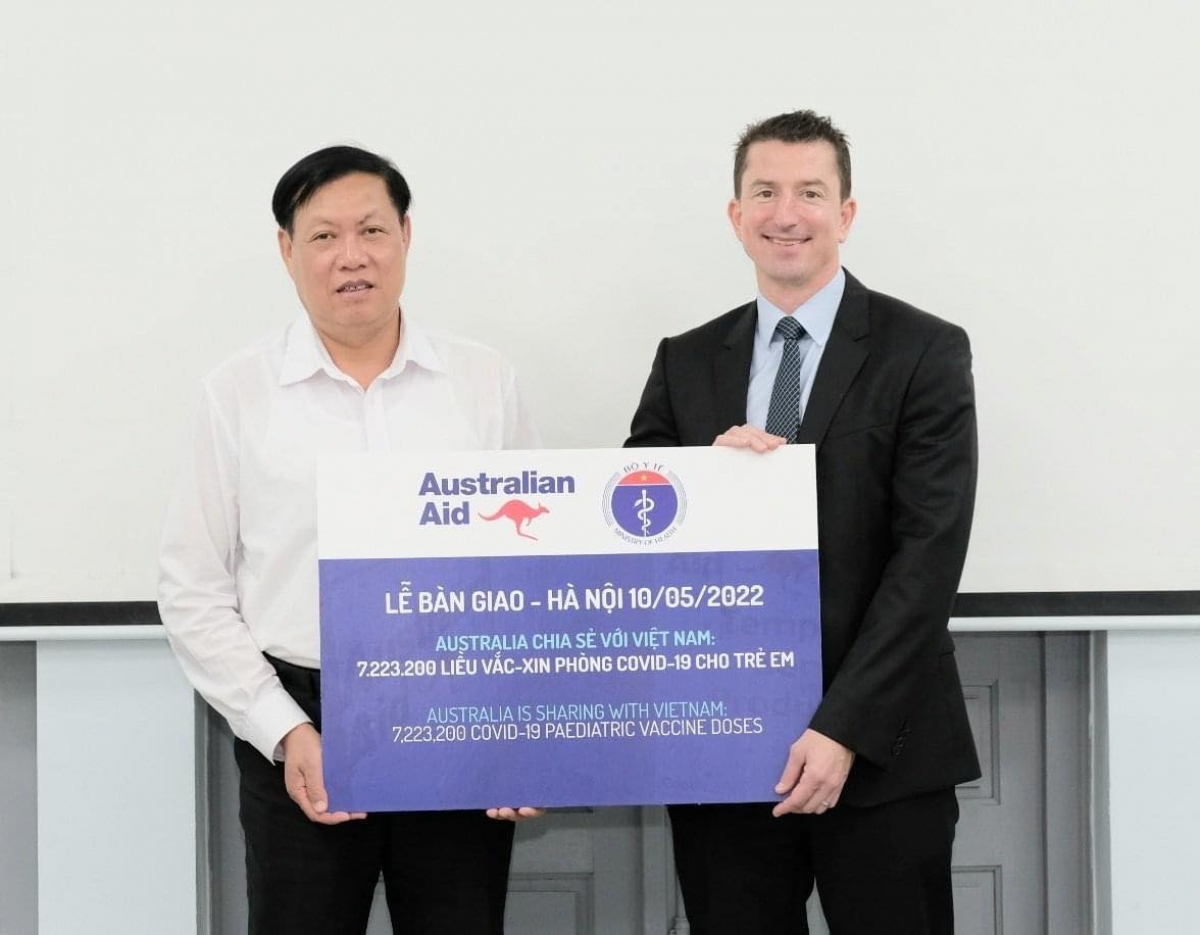 Thứ trưởng Đỗ Xuân Tuyên tiếp nhận tượng trưng hơn 7,2 triệu liều vaccine Australia tặng Việt Nam
