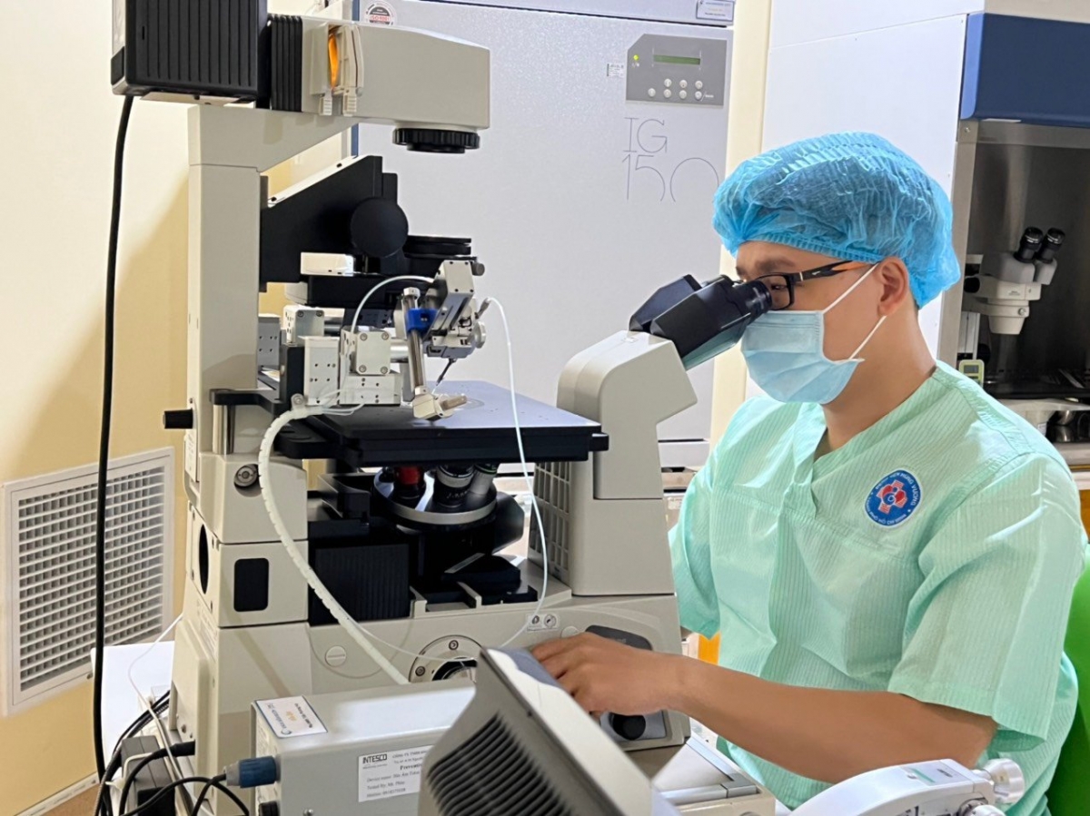 Chuyên viên phôi học soi tìm tinh trùng tại IVF Hùng Vương - Ảnh:BVCC