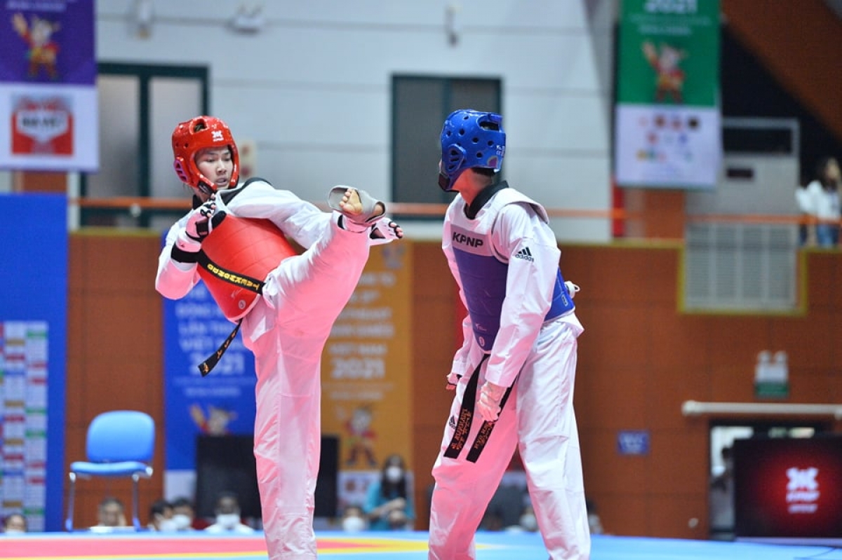 Nguyễn Thị Hương (giáp xanh) giành chiến thắng kịch tính trong trận chung kết cuối cùng của ngày thi đấu thứ 3