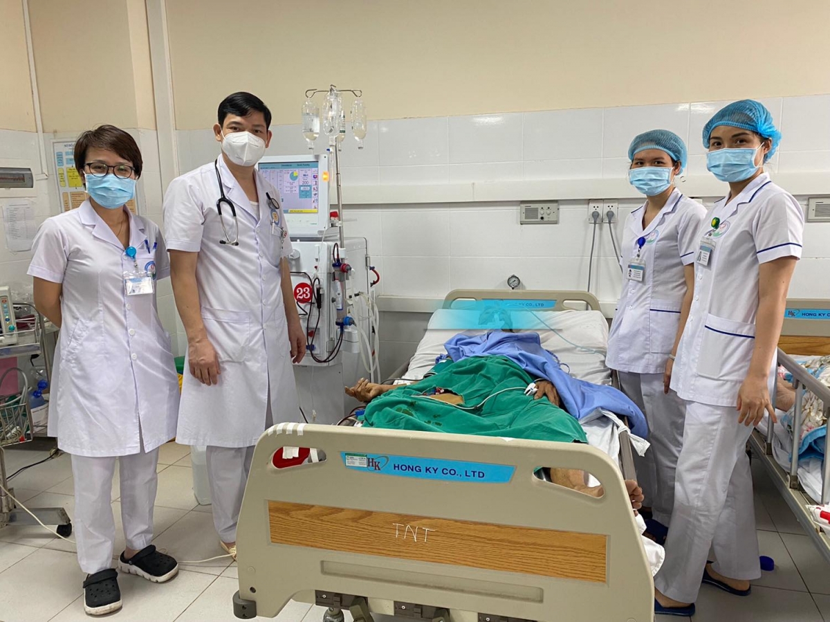 Các y bác sĩ chăm sóc cho bệnh nhân ngộ độc lá du mại tại BVĐK tỉnh Hòa Bình