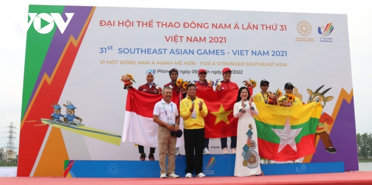 Các VĐV Đinh Thị Hảo, Phạm Thị Huệ trong lễ trao HCV ở nội dung Thuyền đôi nữ hạng nặng 1 mái chèo.