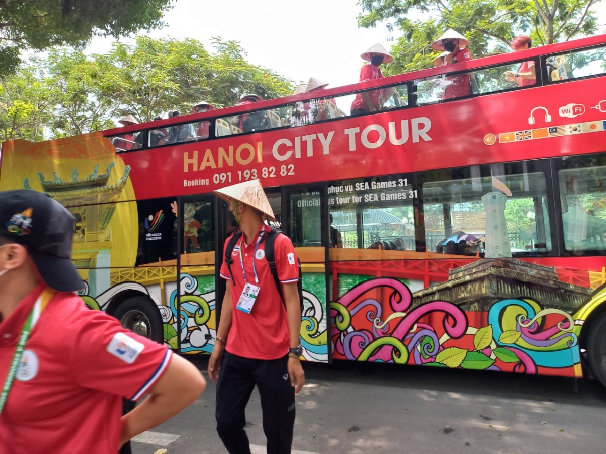 Du khách quốc tế trải nghiệm tham quan thành phố Hà Nội bằng xe buýt 2 tầng