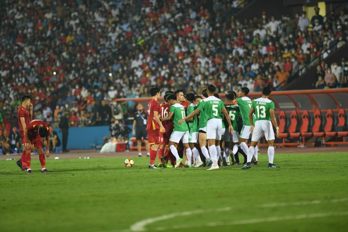 U23 Việt Nam gặp nhiều khó khăn trước lối đá không ngại va chạm của Indonesia