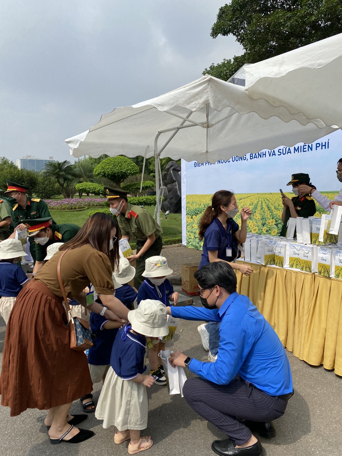 Phục vụ nước uống, bánh, sữa là hoạt động được tổ chức thường xuyên vào các dịp kỷ niệm đặc biệt tại Lăng Chủ tịch Hồ Chí Minh.