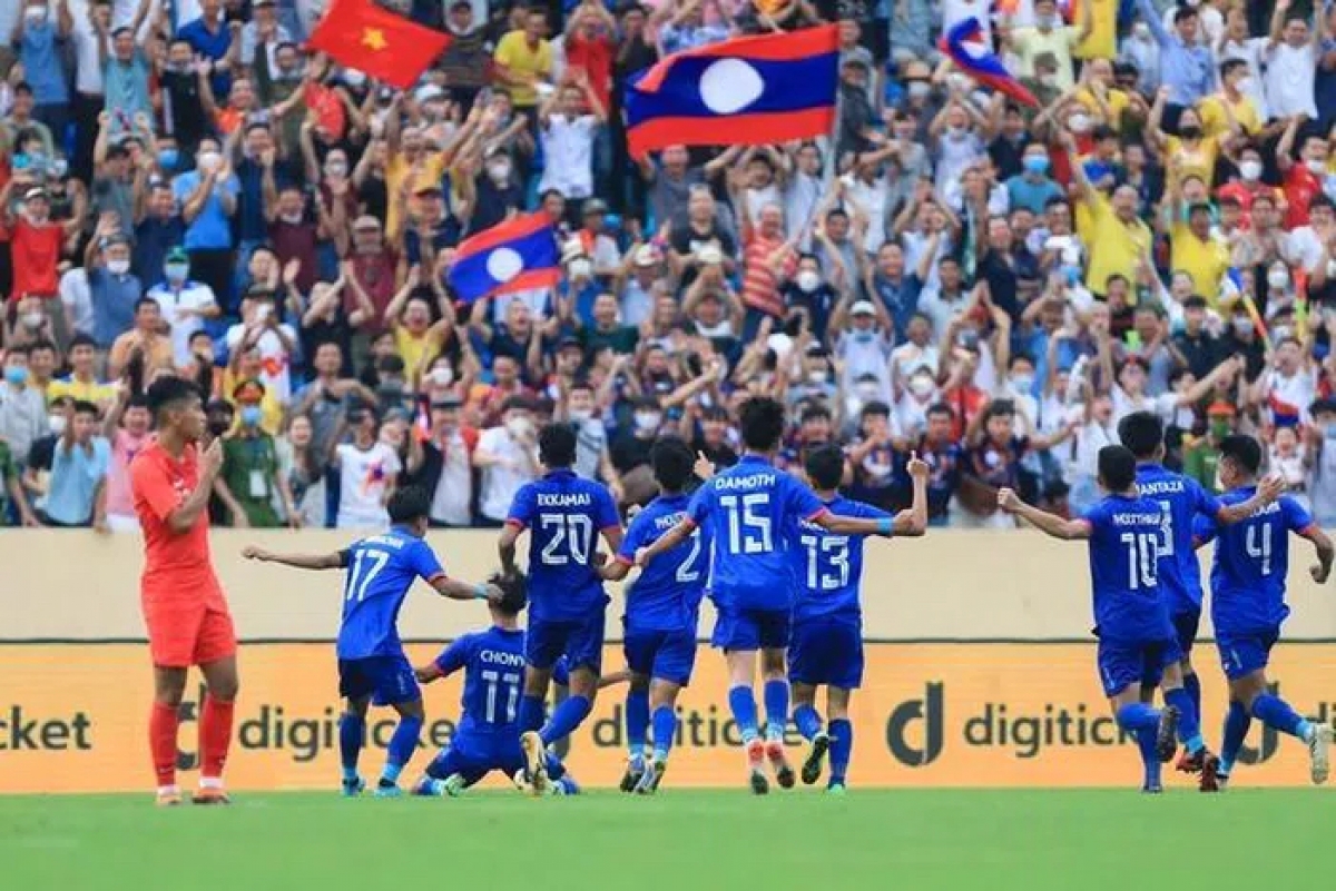 U23 Lào chơi thăng hoa dưới sự cổ vũ của khán giả Việt Nam