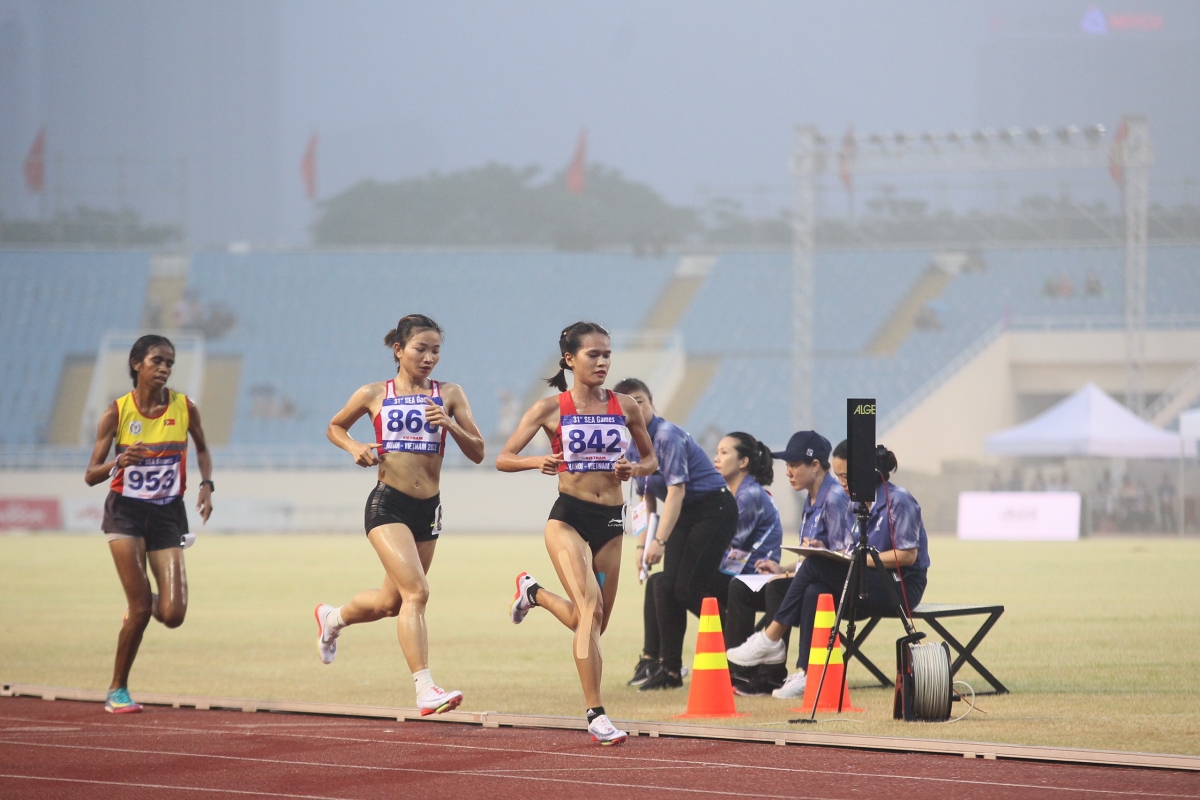 Nguyễn Thị Oanh (giữa) và Phạm Thị Hồng Lệ trên đường chạy 5000m nữ