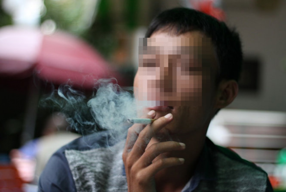 Nhiều người vẫn vô tư hút thuốc lá ở nơi công cộng