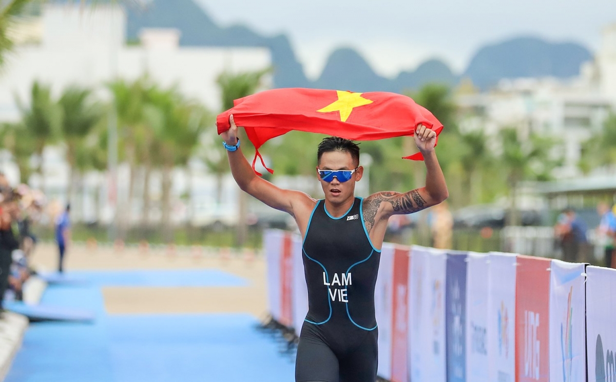 VĐV Lâm Quang Nhật đại diện cho Việt Nam thi đấu 3 môn phối hợp