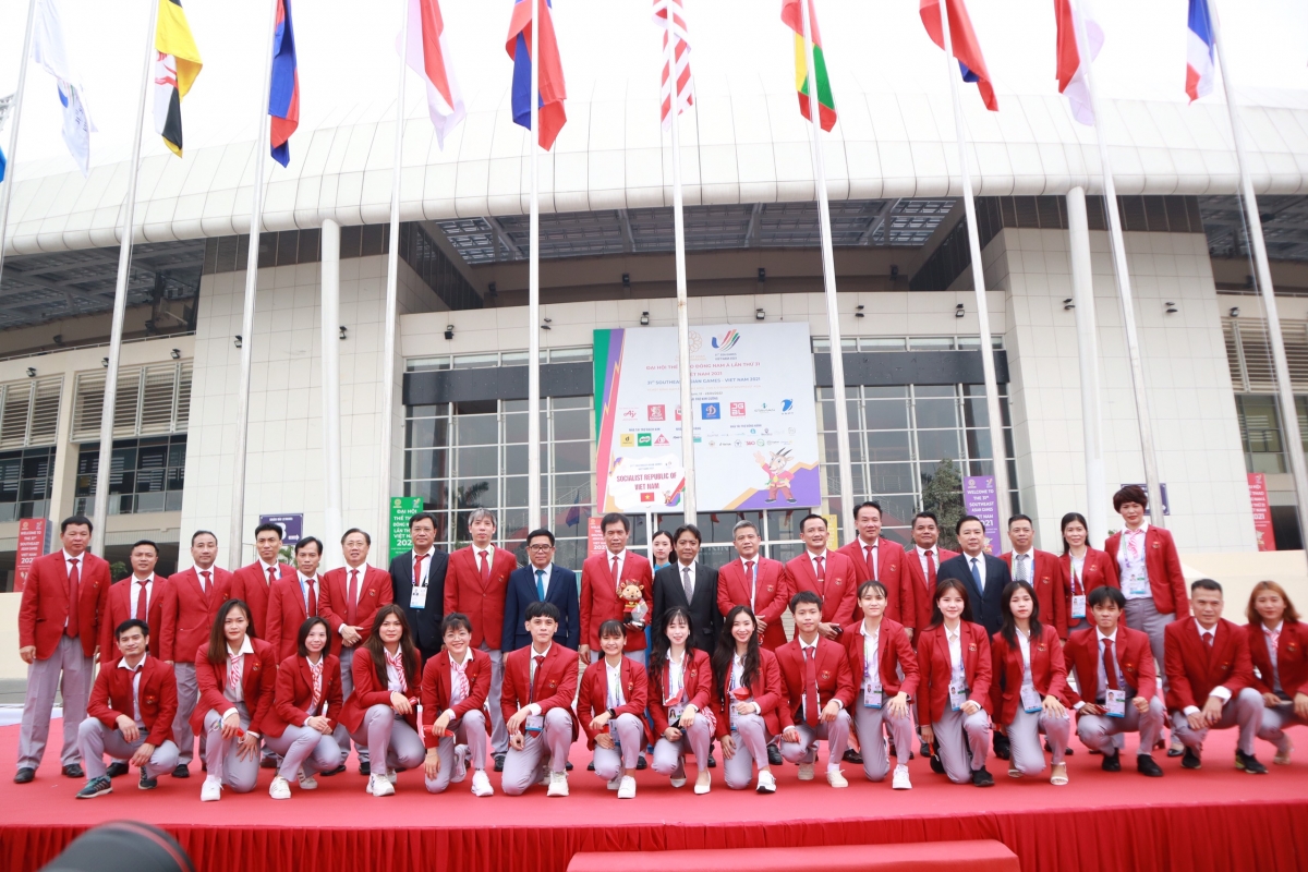 Đoàn thể thao Việt Nam chụp ảnh lưu niệm tại Lễ thượng cờ SEA Games 31