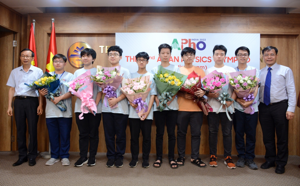 Lãnh đạo Cục Quản lý Chất lượng (Bộ GD-ĐT) chúc mừng đoàn thí sinh Việt Nam tham dự Kỳ thi Olympic Vật lý Châu Á - Thái Bình Dương (AphO) năm 2022