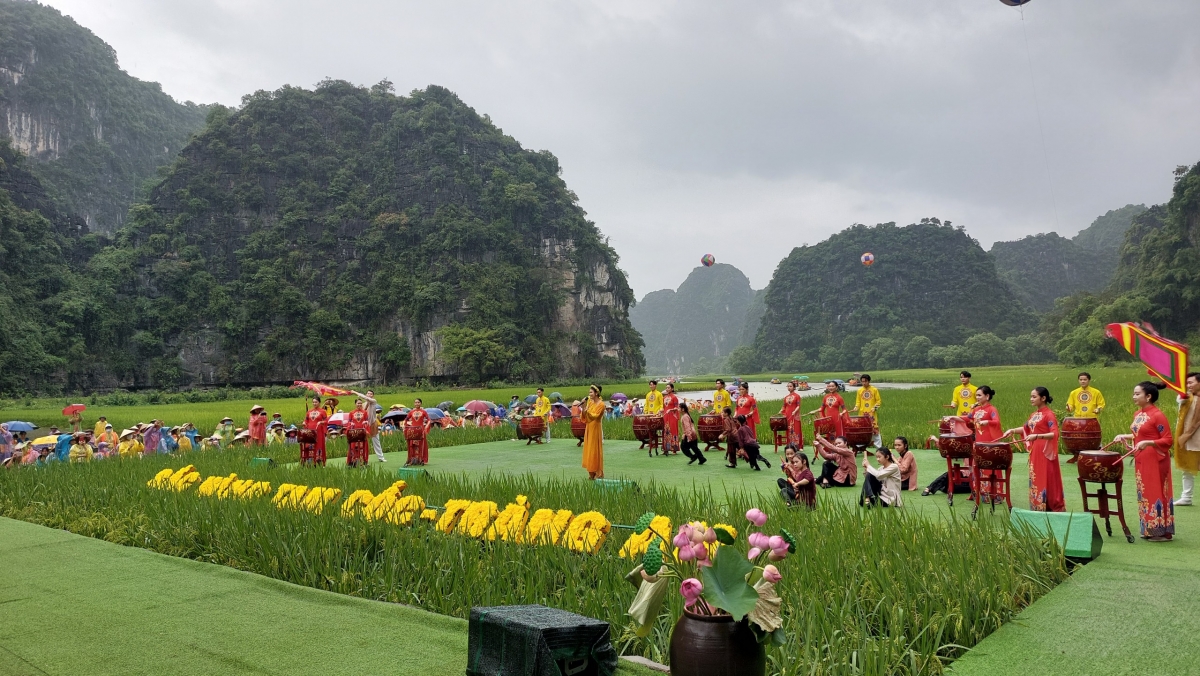 Tuần du lịch Ninh Bình năm 2022 với chủ đề "Sắc vàng Tam Cốc - Tràng An”  tại sân bến thuyền Tam Cốc - Bích Động với các màn trình diễn nghệ thuật đặc sắc. 