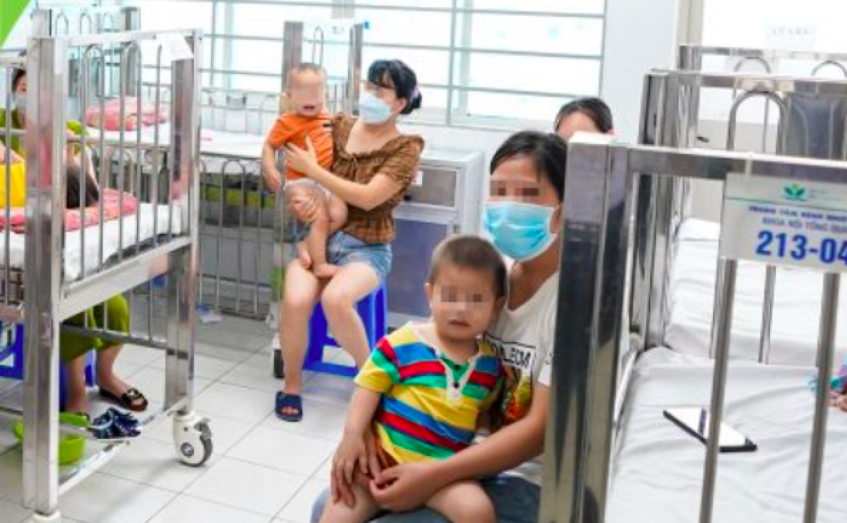 Trẻ bị mắc tay chân miệng điều trị ở BV Nhi TW