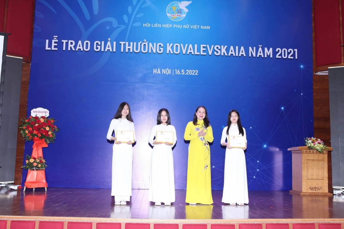 Phó Chủ tịch nước Nguyễn Thị Ánh Xuân tặng học bổng cho 3 nữ sinh trường THPT chuyên KHTN - ĐH Quốc gia Hà Nội 