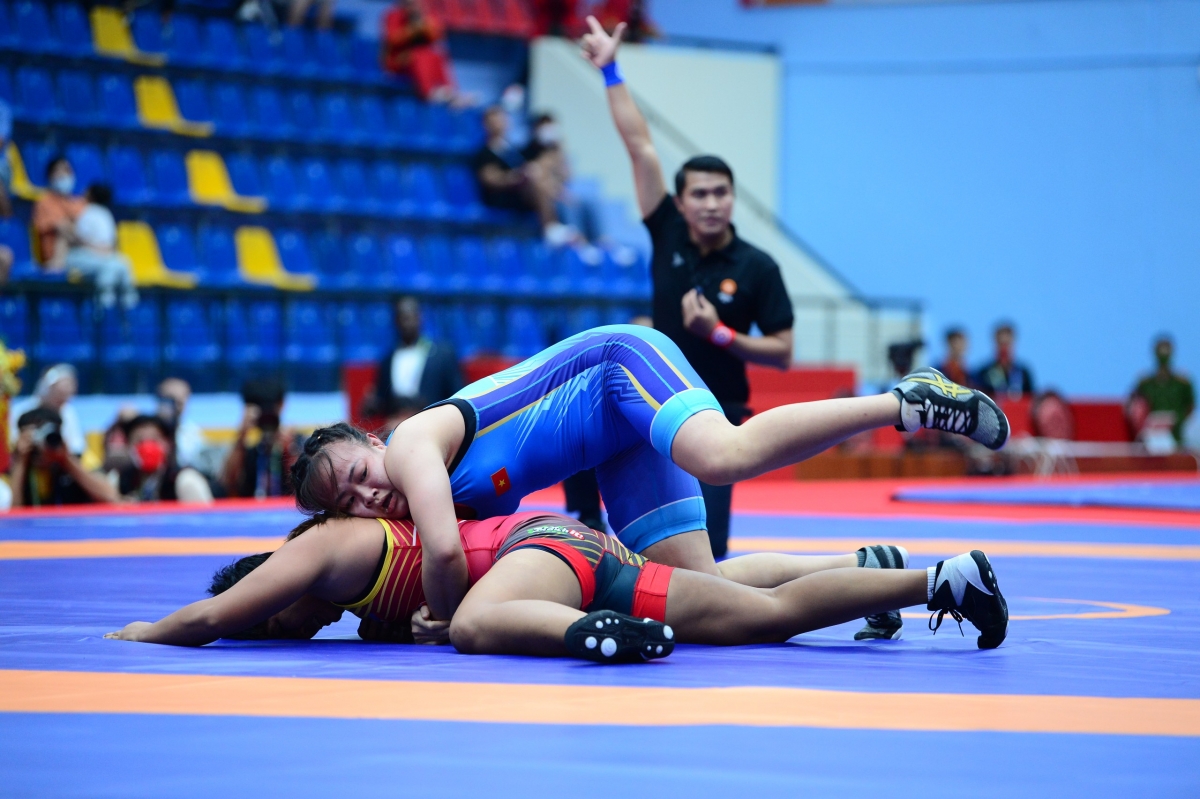 VĐV Đặng Thị Linh (xanh) thắng cách biệt 12-1 ở chung kết hạng 76kg