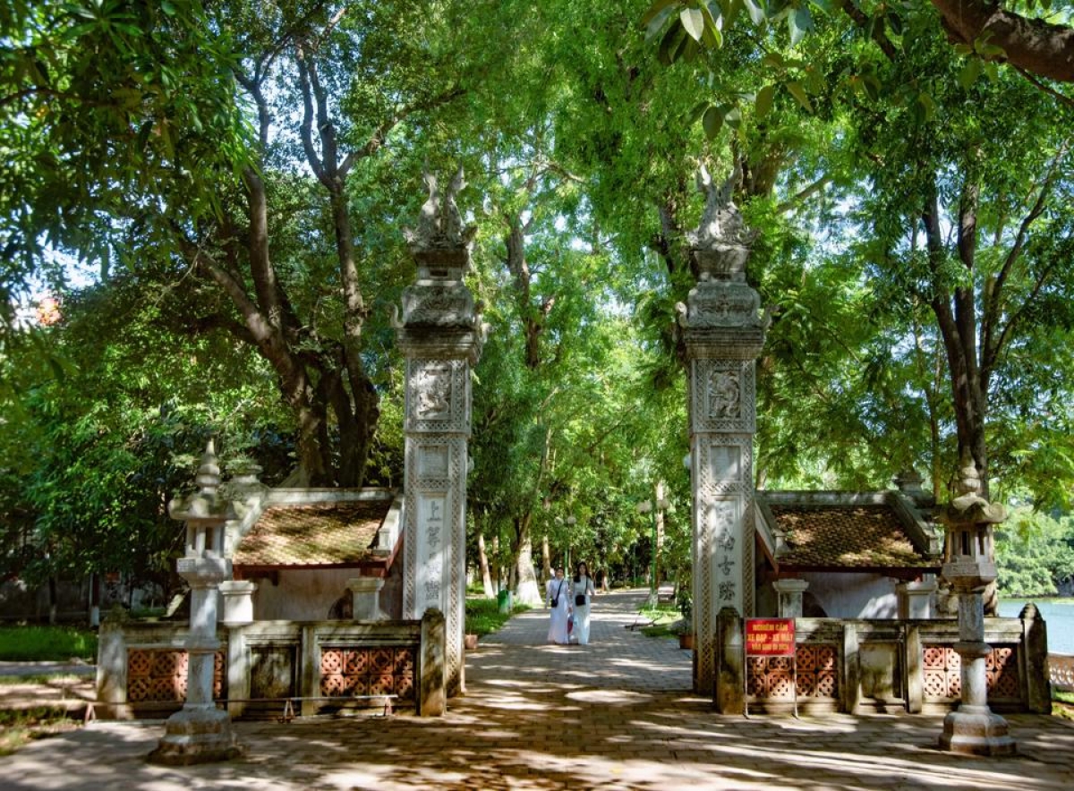 Khuôn viên đền Voi Phục (quận Ba Đình, Hà Nội)