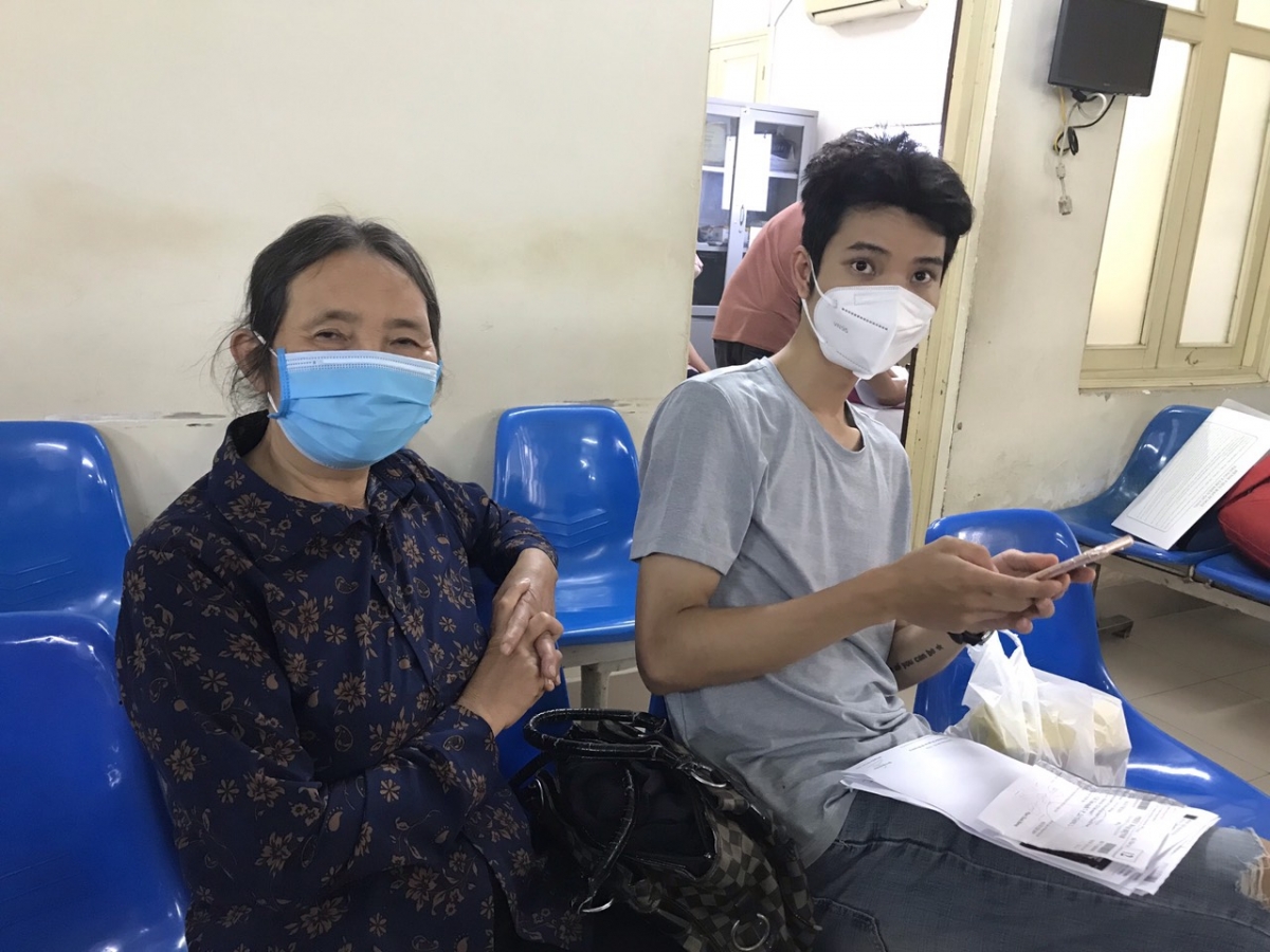 Bà Ngô Thị Bảy (Hà Nam) cùng con trai đến Bệnh viện khám từ sáng sớm để có thể kịp về
trong ngày