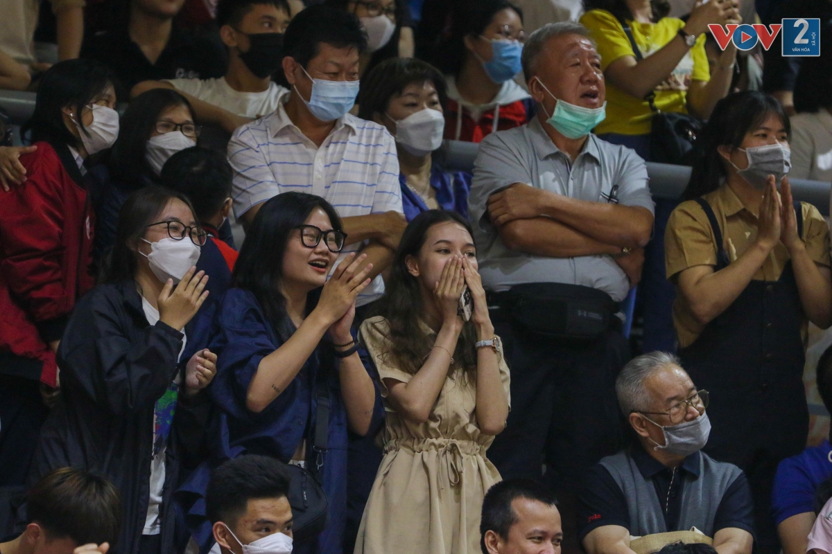 Đam mê với trái bóng cam, nên mặc dù cách xa nhà thi đấu Thanh Trì cách xa trung tâm nhưng nhiều bạn trẻ vẫn đến cổ vũ cho các vận động viên thi đấu tại Sea Games