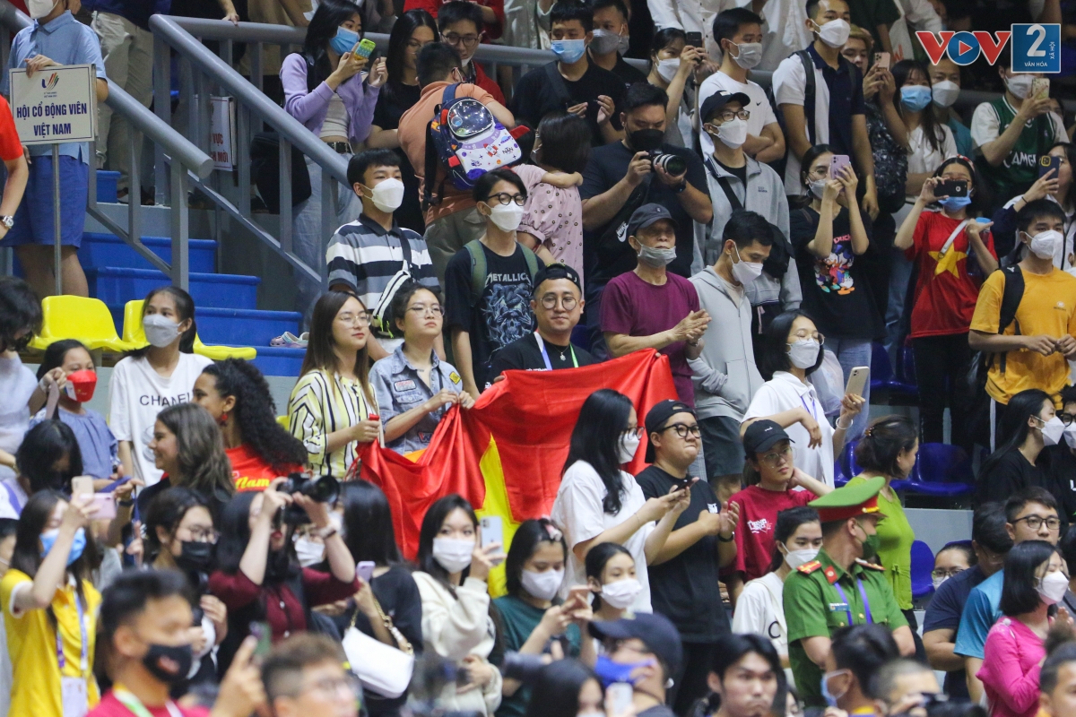 Sea Games 31 đã đi được nửa chặng đường nhưng có thể thấy tinh thần cổ vũ của các cổ động viên nước chủ nhà rất chuyên nghiệp, tạo nguồn động lực mạnh mẽ cho các vận động viên thi đấu