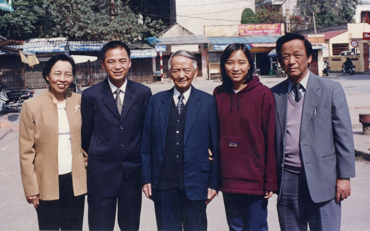Gia đình GS Nguyễn Lân Dũng và Nguyễn Kim Nữ Hiếu cùng ông nội GS Nguyễn Lân