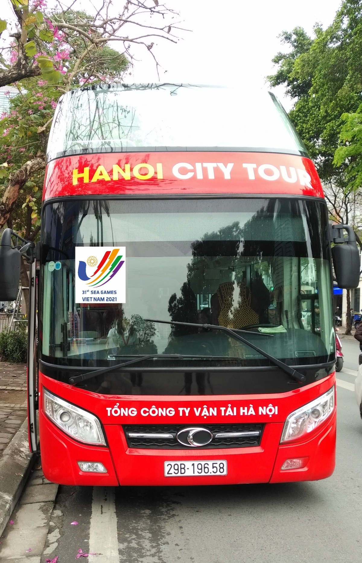 Xe buýt miễn phí của ban tổ chức là xe có đặc điểm nhận diện như sau: xe màu đỏ “Hanoi City Tour”, có dán cờ biểu tượng logo Seagames...