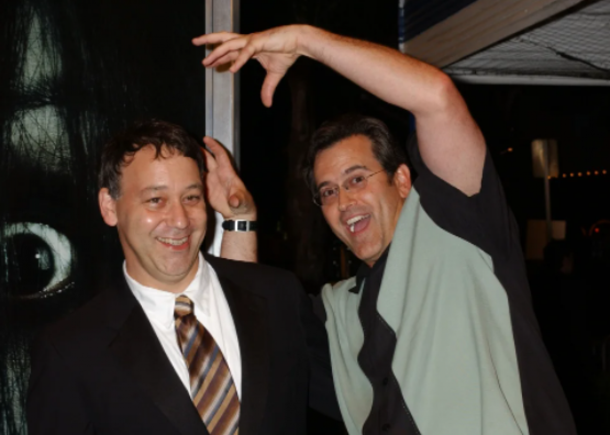 Sam Raimi (trái) luôn đồng hành cùng người bạn thân Bruce Campbell (phải) trong các dự án