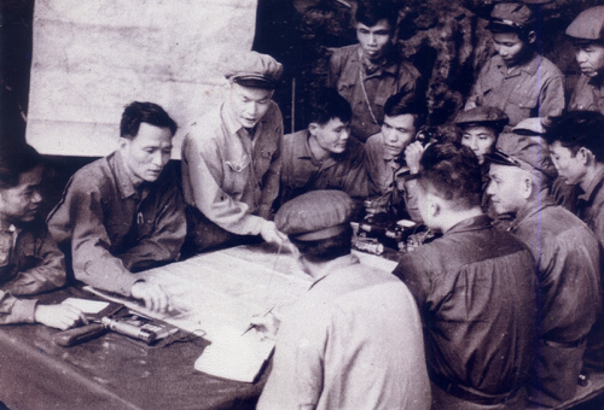 Bộ chỉ huy chiến dịch 139 (Bộ Tư lệnh 959 quân tình nguyện Việt Nam)
họp bàn chiến dịch giải phóng Cánh Đồng Chum (Ảnh tư liệu)