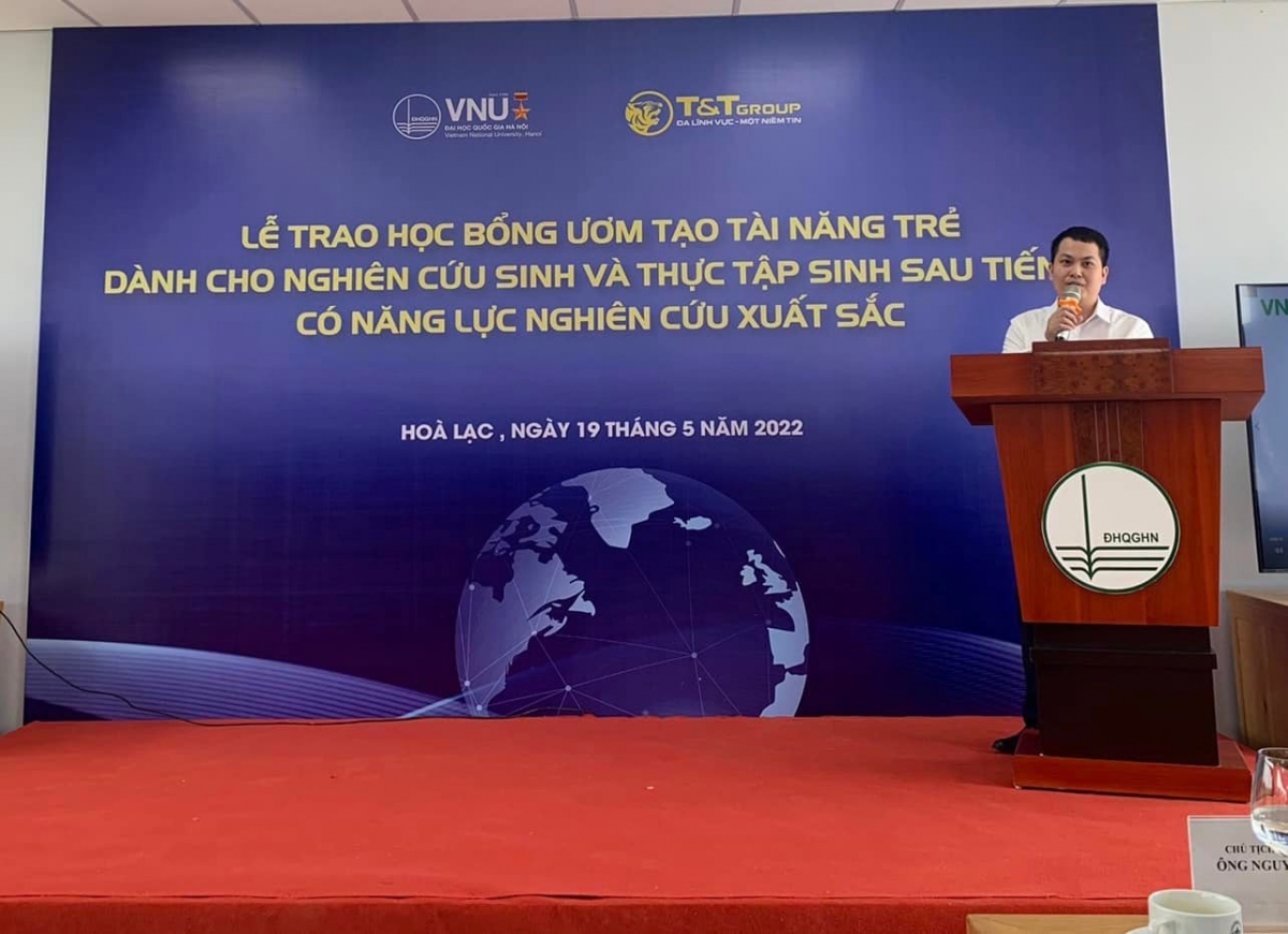 TS Phạm Hồng Công - đại diện cho các thực tập sinh sau Tiến sỹ được nhận học bổng  phát biểu tại Lễ trao giải 