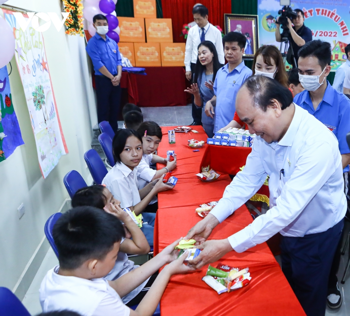 Chủ tịch nước Nguyễn Xuân Phúc thăm, tặng quà trẻ khuyết tật tại Trung tâm Nuôi dưỡng trẻ khuyết tật Hà Nội (thị trấn Chúc Sơn, huyện Chương Mỹ)