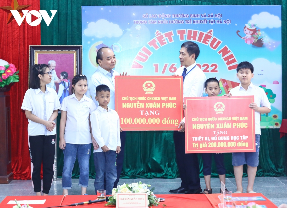 Chủ tịch nước Nguyễn Xuân Phúc tặng quà trẻ khuyết tật tại Trung tâm Nuôi dưỡng trẻ khuyết tật Hà Nội.