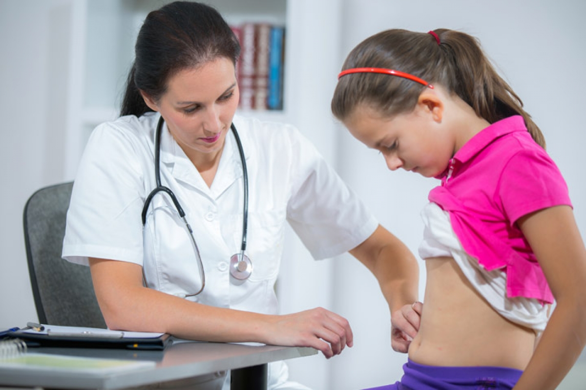 Khi trẻ có các biểu hiện đau bụng và nôn ói nhiều, kéo dài cần đưa trẻ đi khám tại các cơ sở y tế