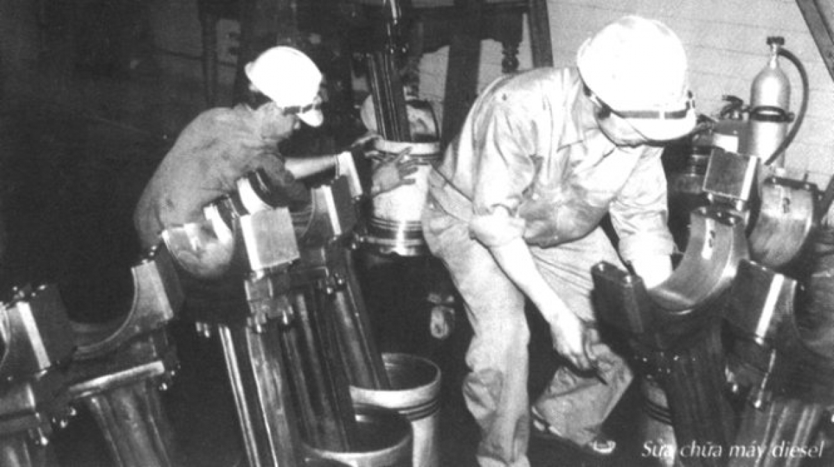 Công nhân điện lực Thừa Thiên - Huế sửa chữa máy diesel bị hư (ảnh chụp năm 1990) -
Ảnh: Công Bình