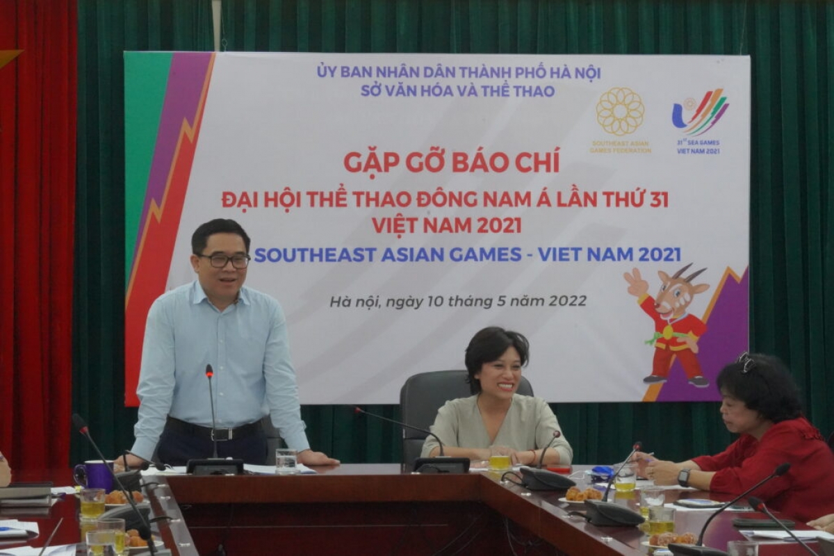 Ông Đỗ Đình Hồng – Giám đốc Sở Văn hóa và Thể thao Hà Nội trao đổi thông tin tại cuộc gặp gỡ báo chí