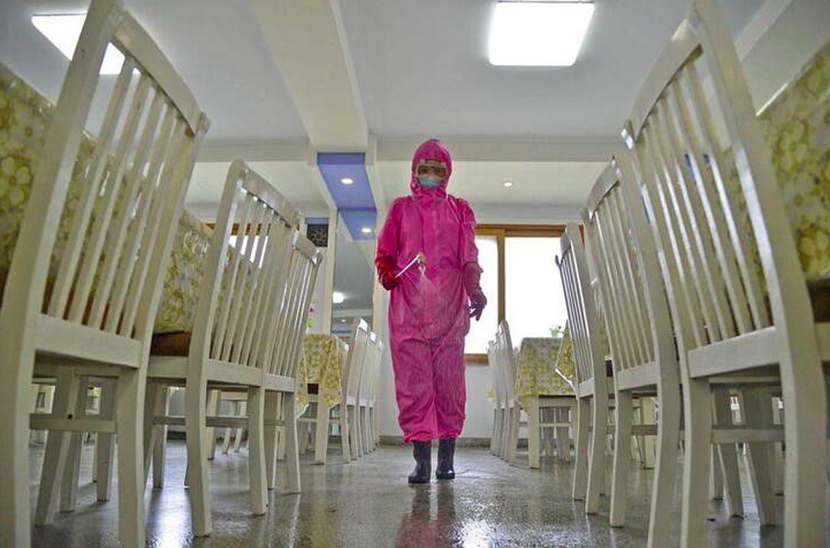 Công nhân khử trùng phòng ăn tại nhà máy sản xuất vật tư vệ sinh, ở Bình Nhưỡng, Triều Tiên, ngày 16/5. Ảnh: Reuters