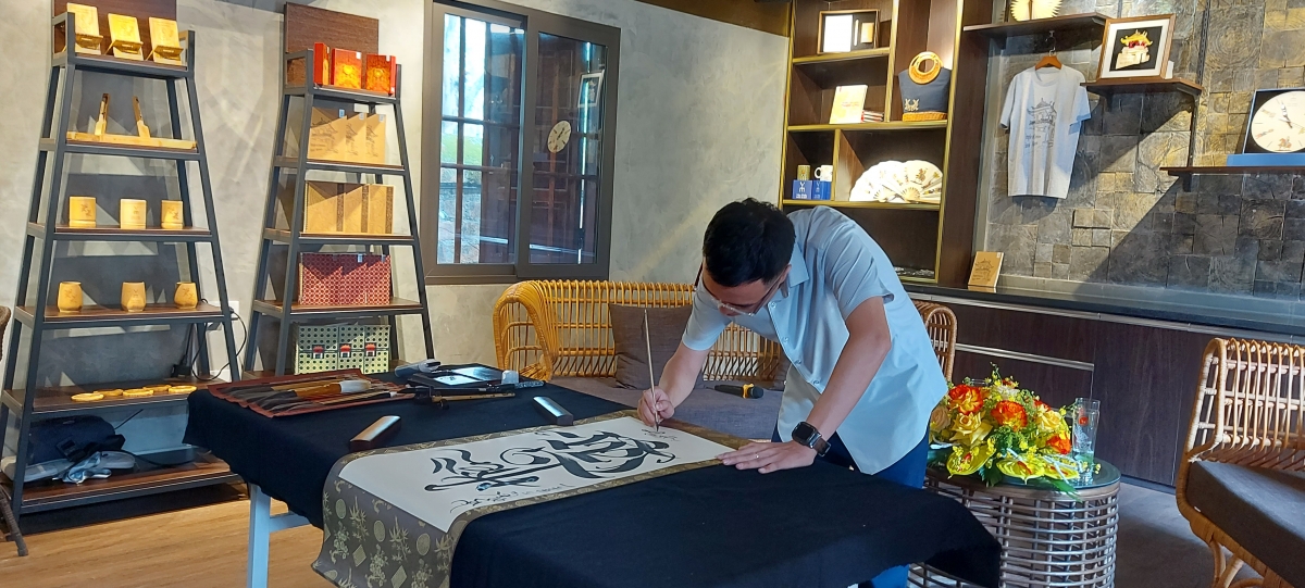 Đỗ Thế Thành viết chung bức "Hiền Tài" với Ngẫu thư Nguyễn Thanh Tùng