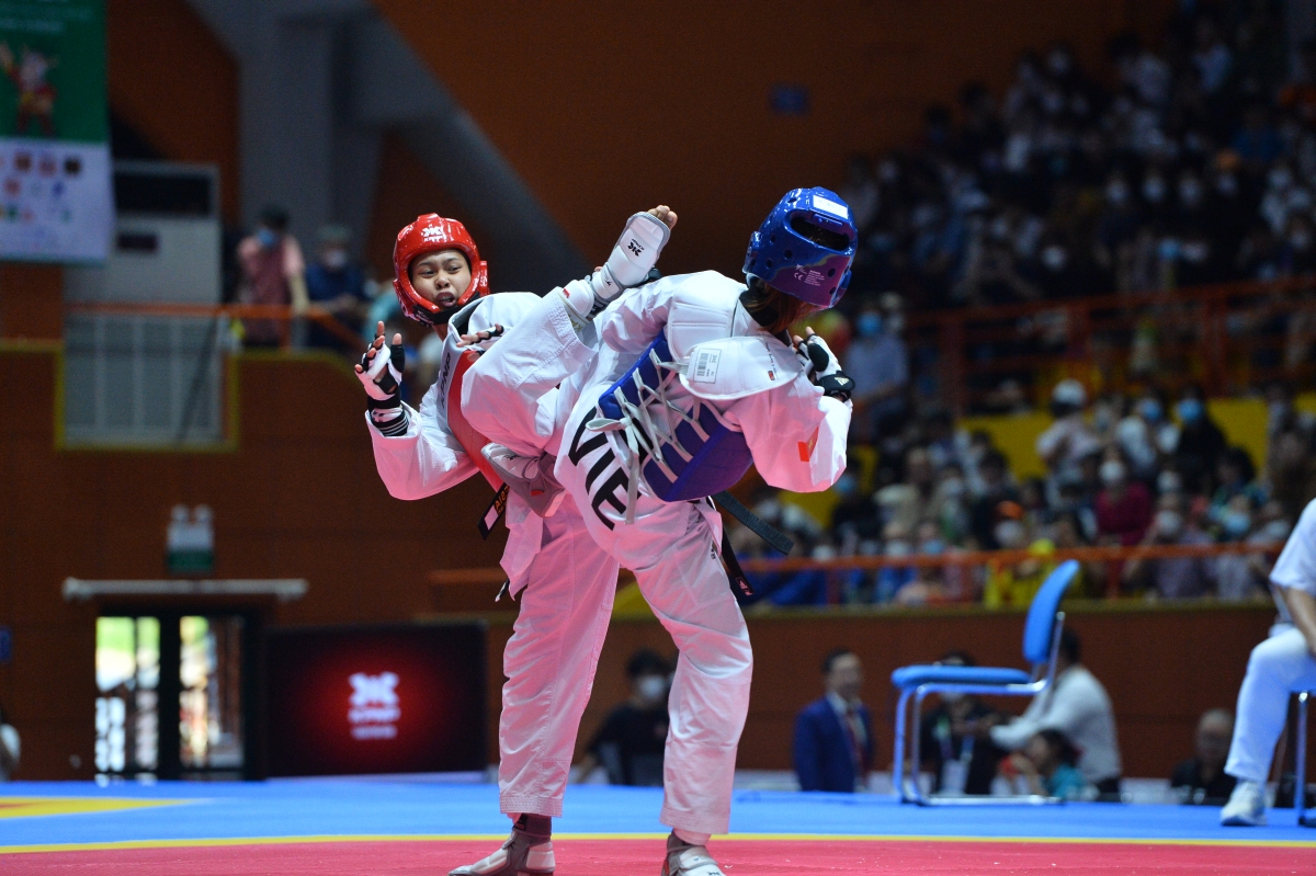 Trương Thị Kim Tuyền (giáp xanh) giành HCV đối kháng đầu tiên cho đội tuyển Taekwondo Việt Nam 