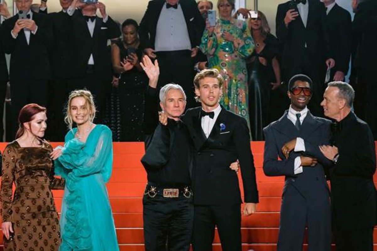 Đạo diễn Baz Luhrmann (tóc bạc, ở giữa) cùng nam diễn viên Austin Butler tại thảm đỏ Cannes