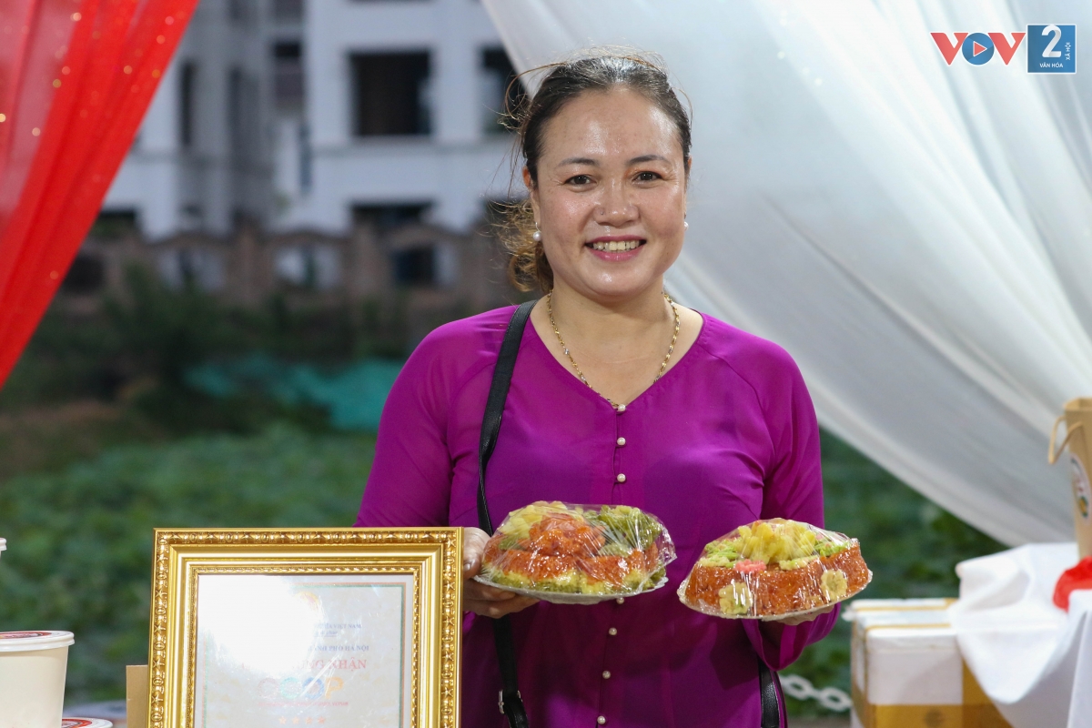 Chị Nguyễn Thị Oanh, làng Phú Thượng, quận Tây Hồ rất phấn vui và phấn khởi khi được mang sản vật truyền thống của làng nghề mình tới phục vụ người dân tham quan phố đi bộ, qua đó cũng quảng bá được những nét truyền thống của làng nghề.