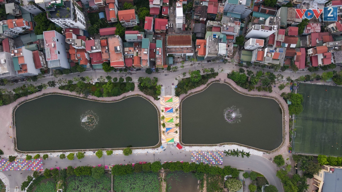 Phố đi bộ Trịnh Công Sơn dài 900 m nằm giữa khu đầm sen, Công viên nước Hồ Tây và một phần ngõ 431 Âu Cơ, ngõ 612 Lạc Long Quân. Đây là tuyến phố đi bộ thứ hai của Hà Nội, khai trương ngày 11/5/2018.