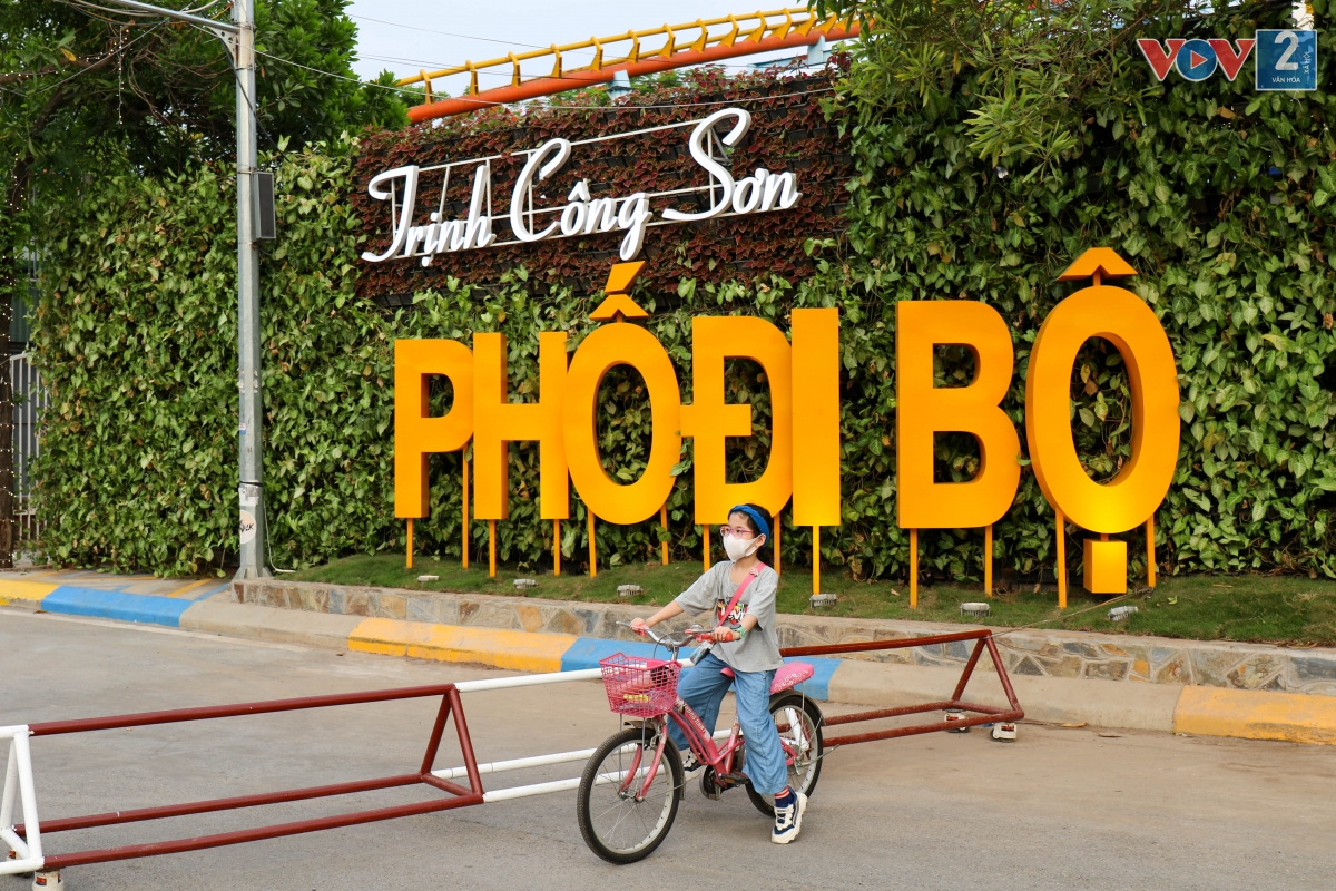 Hàng chữ Phố đi bộ Trịnh Công Sơn được tạo hình nổi bật ở đầu ngõ 431 Âu Cơ. Đây cũng là nơi đặt bãi gửi xe để người dân thuận tiện di chuyển, vui chơi