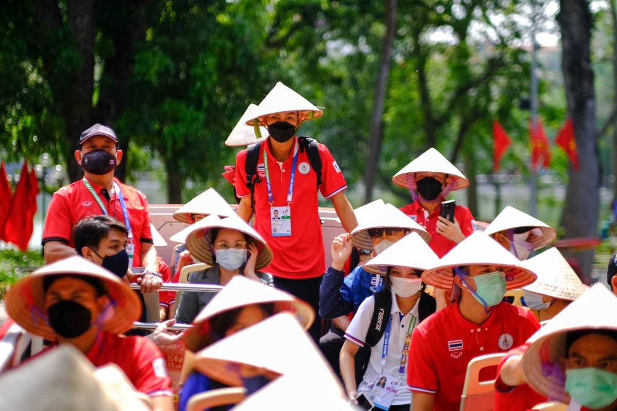 Các VĐV Thái Lan rất thích thú khi được đội chiếc nón lá của Việt Nam