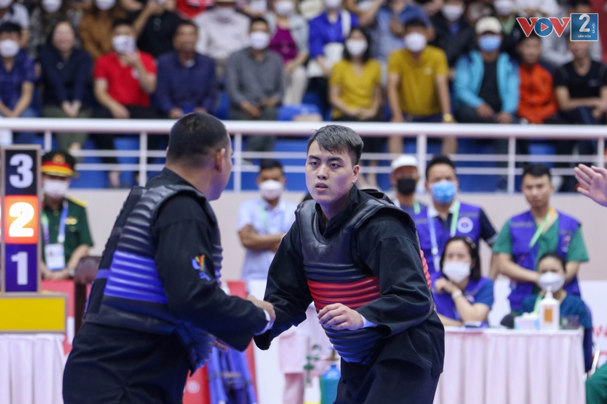 Anak Nakang bị trừ 5 điểm khi chỉ còn 15 giây dứt trận do một cú đấm thẳng vào mặt võ sĩ chủ nhà và đành thua cuộc 17-31.