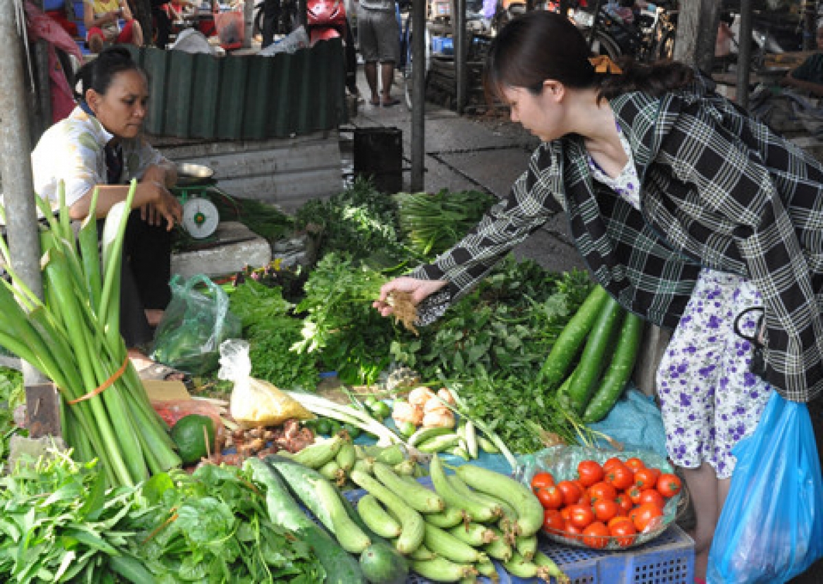 Thực phẩm bán ngoài chợ tiềm ẩn nguy cơ mất an toàn