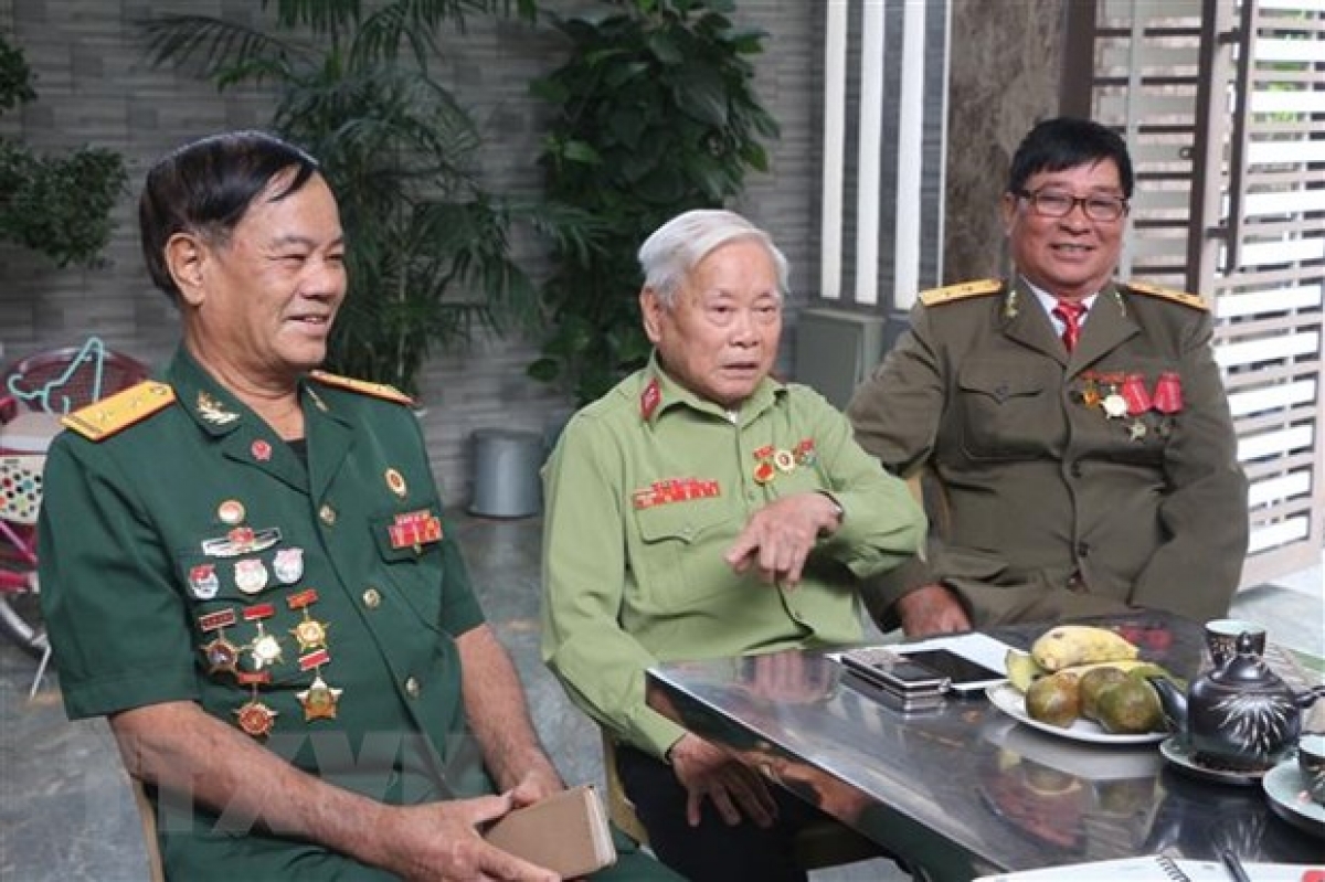 Cựu chiến binh Trần Xuân Kình (giữa) cùng các đồng đội là lính Trường Sơn