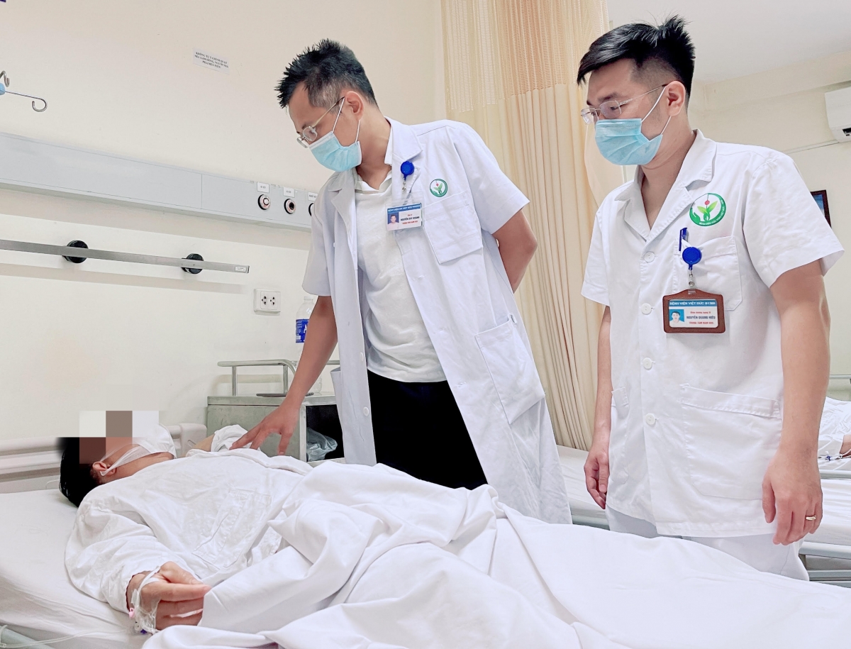 Bác sĩ Trung tâm Nam học, Bệnh viện Hữu nghị Việt Đức khám lại cho bệnh nhân