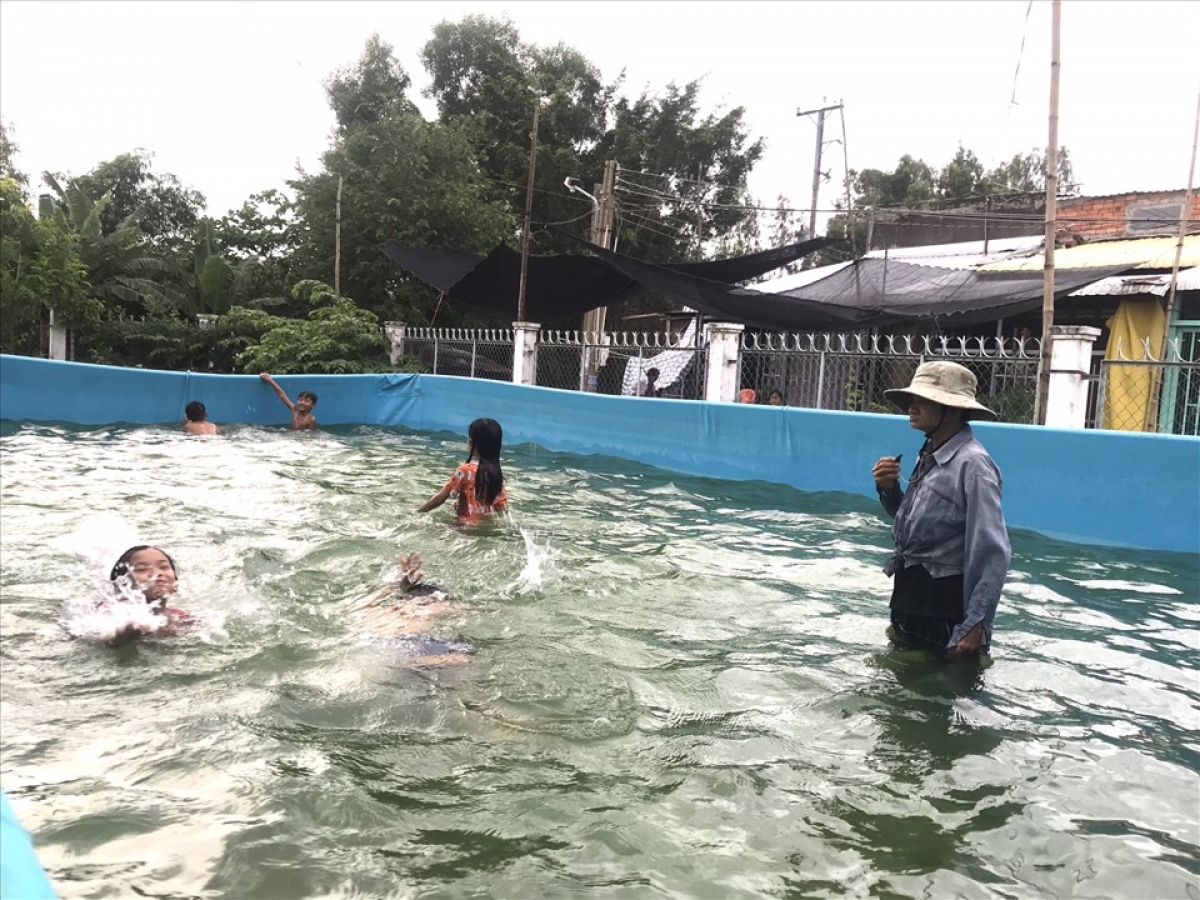 Bể bơi của bà Sáu được đặt tại Trung tâm văn hóa - Thể thao xã Hưng Thạnh