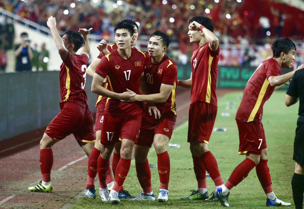 Nhâm Mạnh Dũng toả sáng với pha đánh đầu đẹp mắt giúp U23 Việt Nam giành thắng lợi chung cuộc