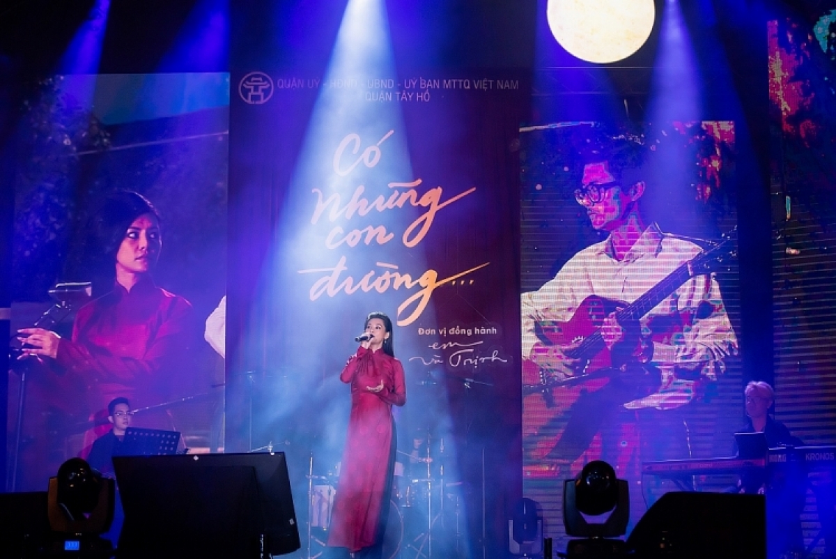 Bùi Lan Hương xuất hiện với tạo hình Khánh Ly trong một đêm nhạc giao lưu với khán giả Hà Nội tại phố đi bộ Trịnh Công Sơn. Đêm nhạc nằm trong chuỗi sự kiện quảng bá bộ phim "Em và Trịnh"