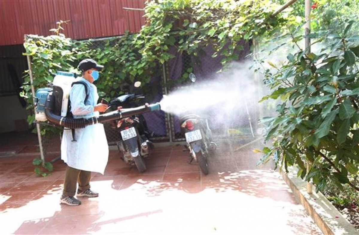 Phun thuốc muỗi để phòng bệnh sốt xuất huyết