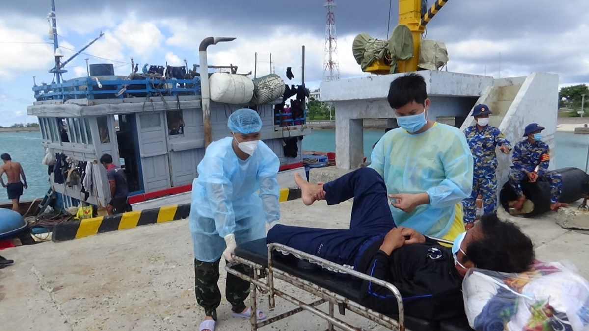 Bệnh nhân được chuyển từ tàu cá lên Bệnh xá đảo Song Tử Tây
