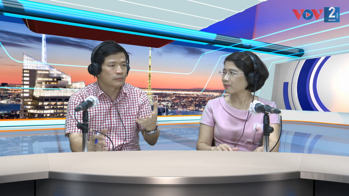 TS.BS Nguyễn Phú Hòa tư vấn cho khán/thính giả tại studio của VOV2